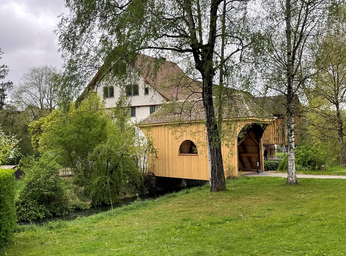 Die Brücke in hellem Holz, dahinter die Untere Farb.